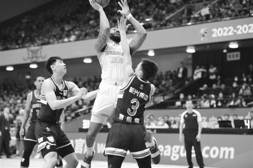 吉伦沃特(中)砍下两双难救主 记者王晓峰摄